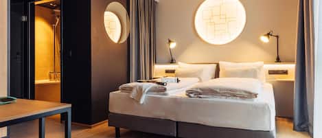 1 Schlafzimmer, hochwertige Bettwaren, Zimmersafe, Schreibtisch