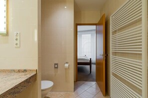 Baignoire, sèche-cheveux, serviettes fournies, shampoing