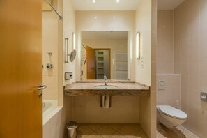 Bathtub, hair dryer, towels, shampoo - Superior Apartment in Berlin Mitte (Berlin)