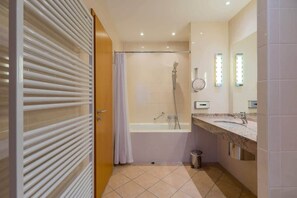 Bathtub, hair dryer, towels, shampoo - Superior Apartment in Berlin Mitte (Berlin)