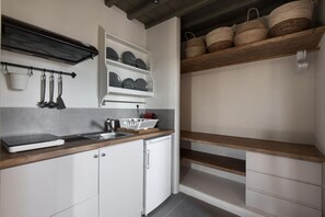 Kühlschrank, Herdplatte, Wasserkocher mit Kaffee-/Teezubehör