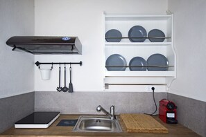 Kühlschrank, Herdplatte, Wasserkocher mit Kaffee-/Teezubehör