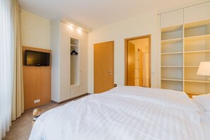 1 Schlafzimmer, Schreibtisch, Bügeleisen/Bügelbrett, Bettwäsche