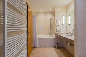 Badewanne, Haartrockner, Handtücher, Shampoo