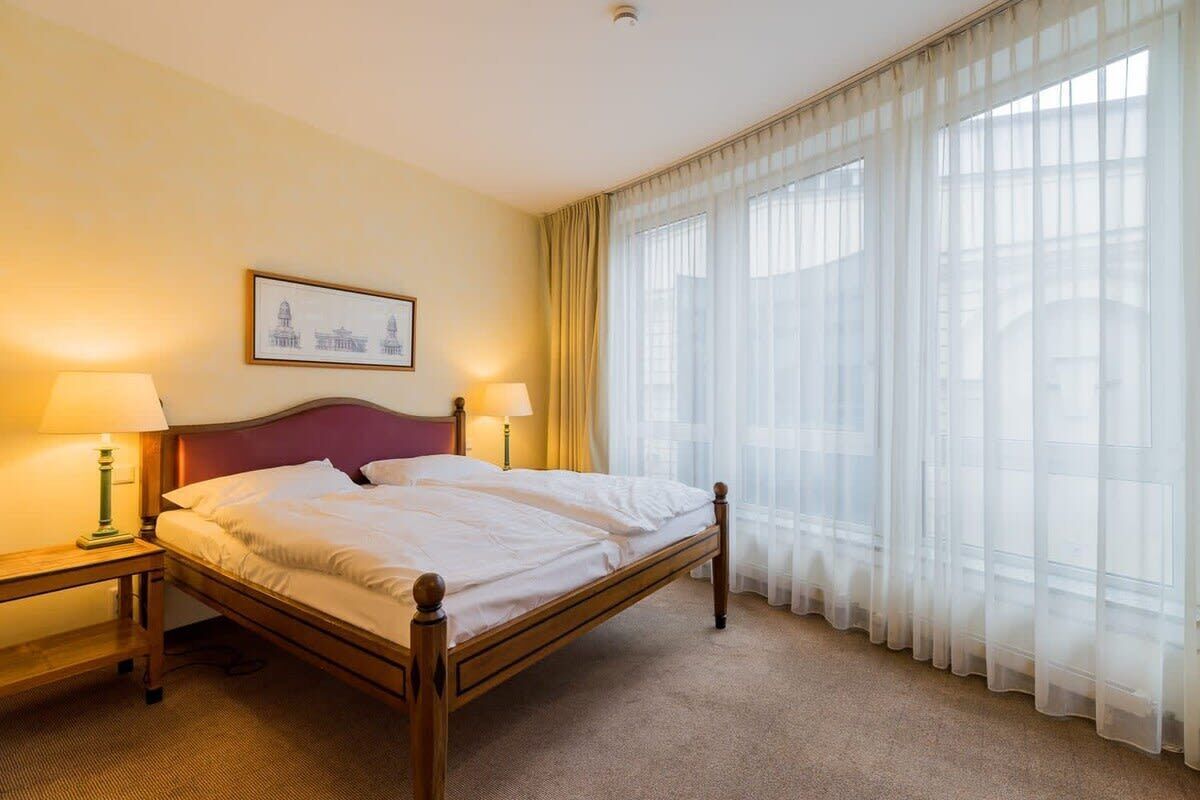 1 soverom, skrivebord, strykejern/-brett og sengetøy