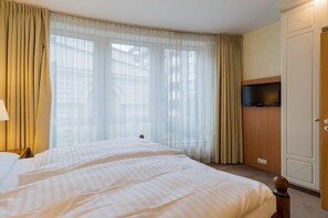 1 habitación, escritorio, tabla de planchar con plancha y ropa de cama 