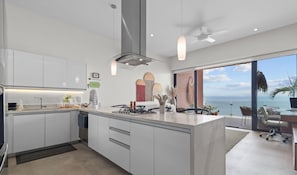 Réfrigérateur, four à micro-ondes, un four, surface de cuisson