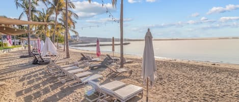 Una spiaggia nelle vicinanze