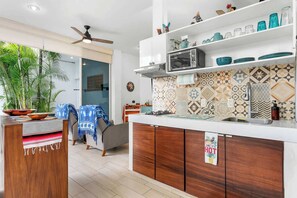 Cafetera y tetera, refrigerador, microondas y parrilla de estufa 