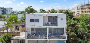 Un edificio moderno de dos pisos con un balcón en el piso superior.