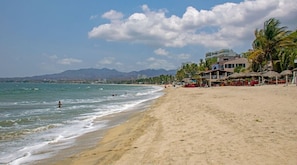 Una spiaggia nelle vicinanze