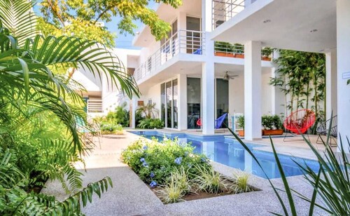 Golden Zone Studio w Pool - 2 Blocks to Beach