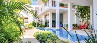 Golden Zone Studio w Pool - 2 Blocks to Beach