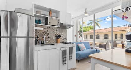 Golden Zone Studio w Pool - 2 Blocks to Beach