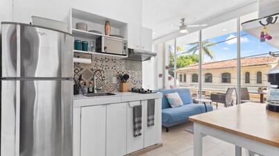 Golden Zone Studio w Pool - 2 Blocks to Beach
