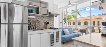 Golden Zone Studio w Pool - 2 Blocks to Beach