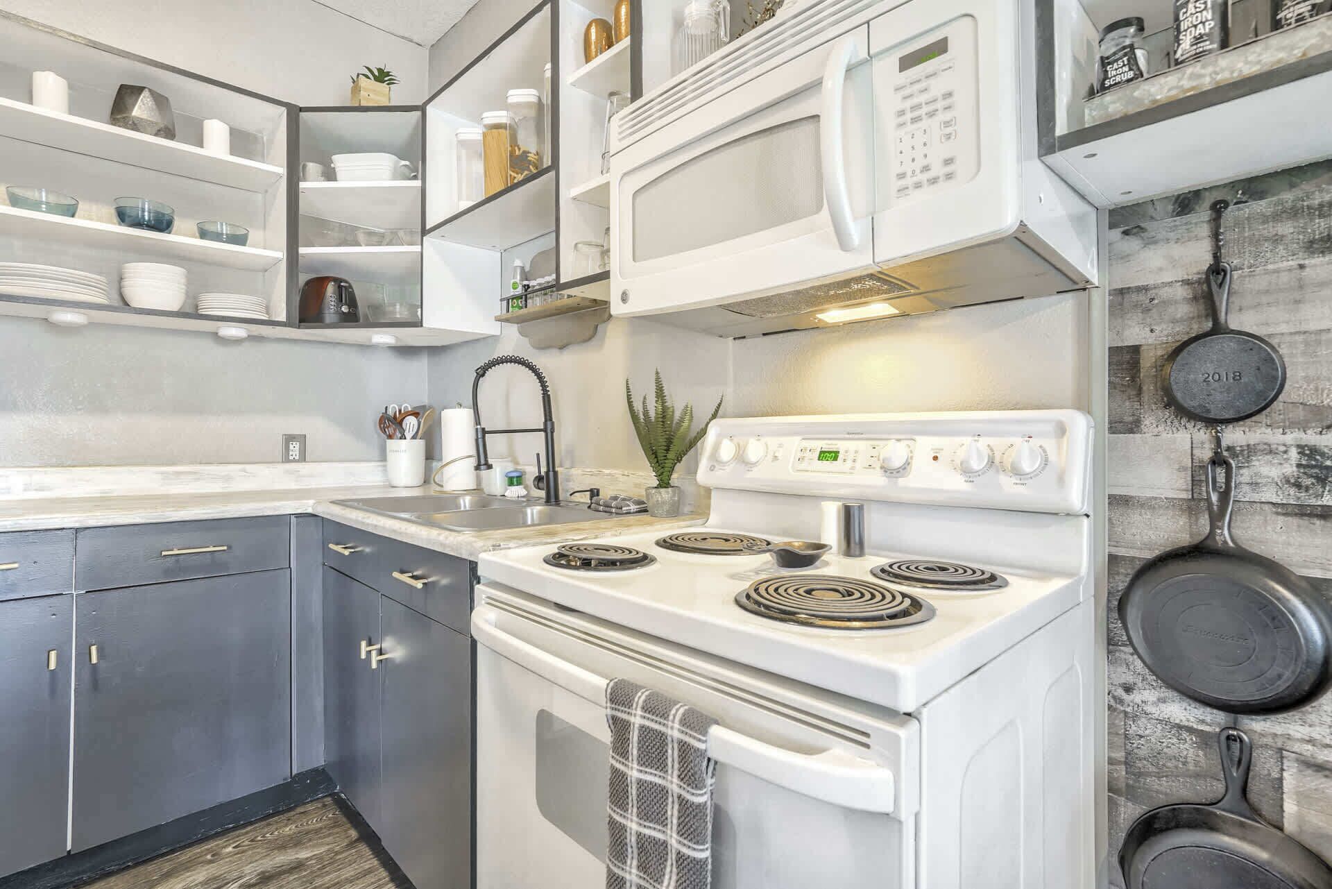 Refrigerador, microondas, horno y parrilla de estufa 