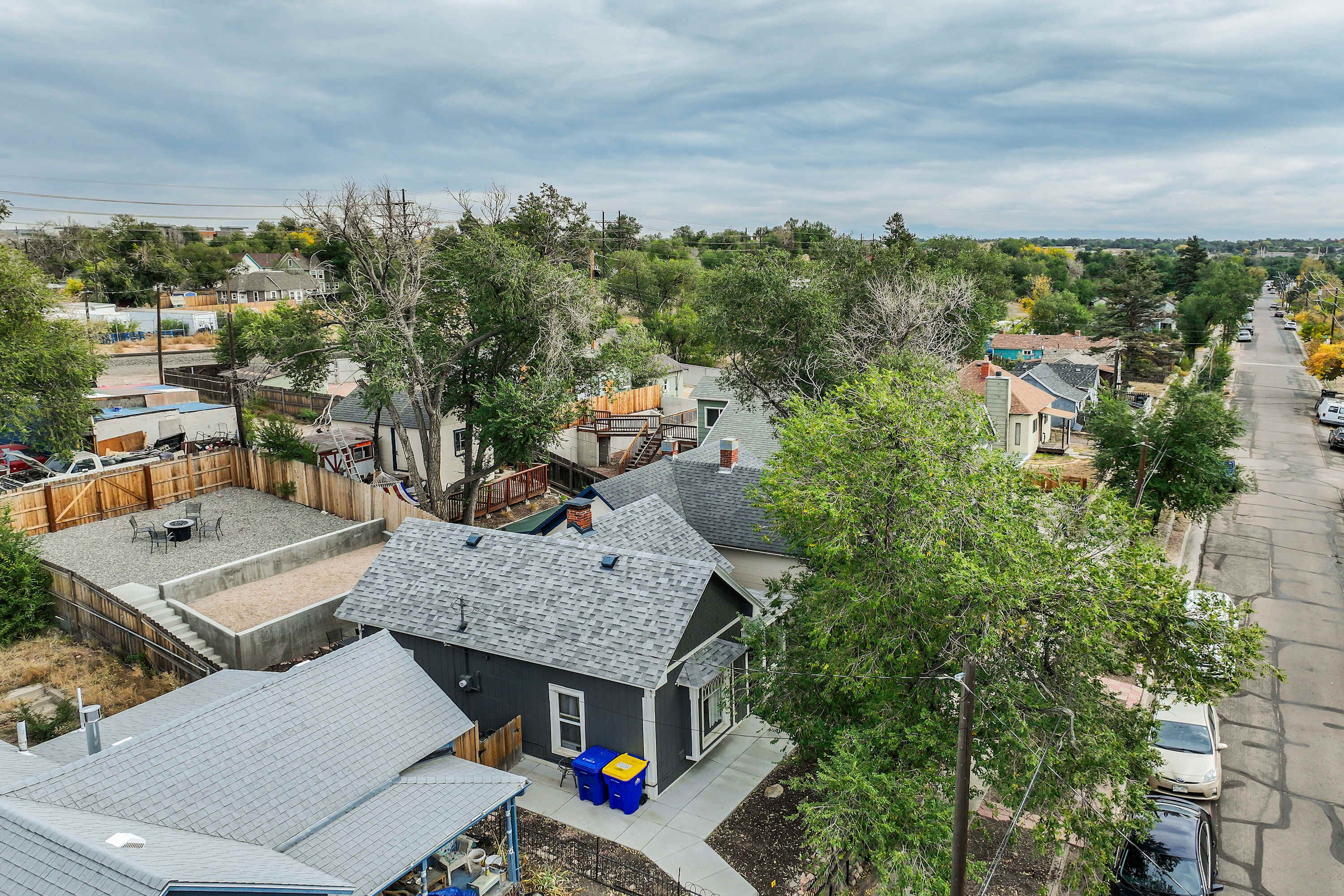 Un quartier résidentiel avec des maisons, une rue et un terrain de jeux.