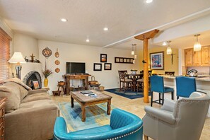 تلفزيون ذكي، مدفأة، مشغل دي في دي، كُتُب