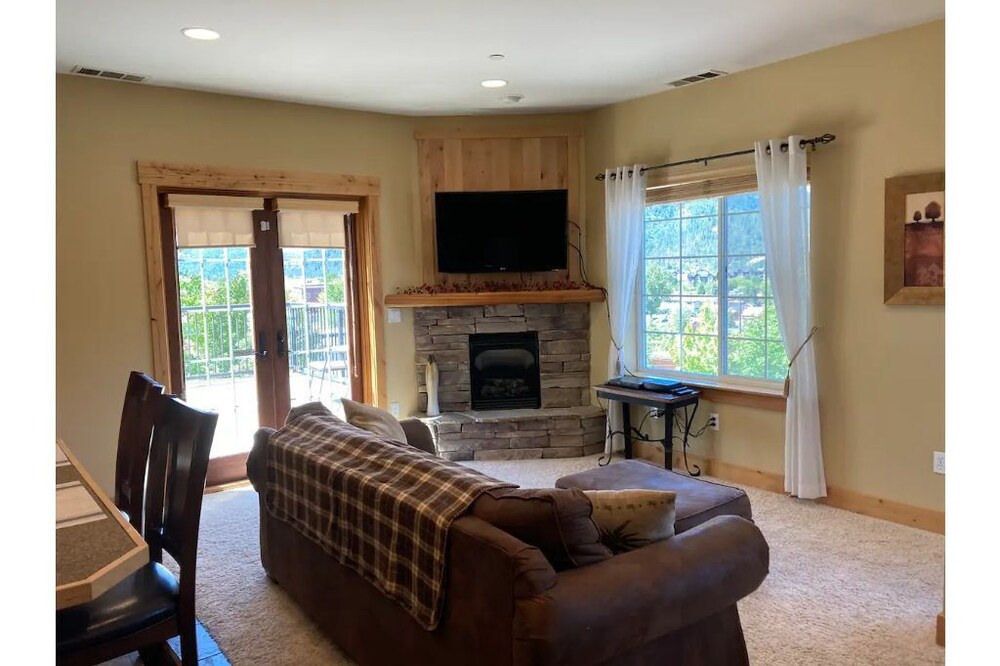 2 bed/2 bath condo w/views near Silver Mountain