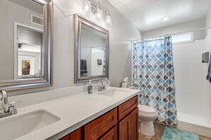 Combined shower/tub - Amazing 3 BR w/Pool, minutes from PHX and Sports (Glendale)