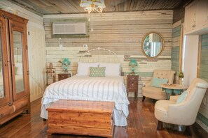 Balinese Suite | Hypo-allergenic bedding, individually decorated, individually furnished - Adams League Historic Inn (Galveston)