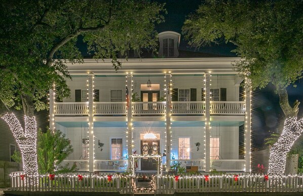 Vista frontal de la propiedad