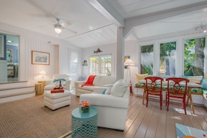 Smart TV, lettore DVD, tavolo da ping pong, libri