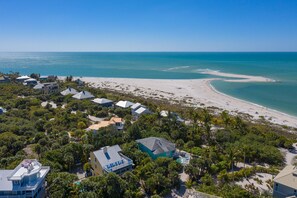 Una spiaggia nelle vicinanze, lettini da mare, teli da spiaggia
