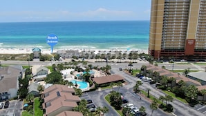 Ein Hotel mit Pool, Strandzugang und Meerblick.