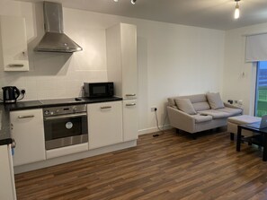 Fridge, microwave, oven, stovetop - Impeccable 1-bed Apartment in Dagenham (Dagenham)