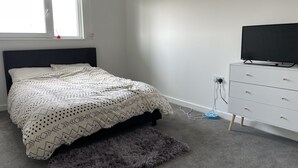 Apartment, 1 Queen-Bett | 1 Schlafzimmer, Bügeleisen/Bügelbrett, kostenloses WLAN, Bettwäsche