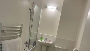 Apartment, 1 Queen-Bett | Badezimmer | Dusche, Handtücher