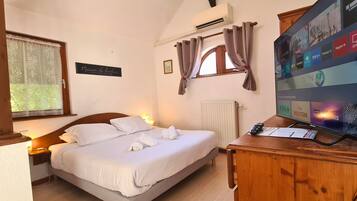 1 habitación, escritorio, wifi gratis y ropa de cama
