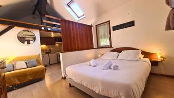 1 bedroom, desk, free WiFi, bed sheets
