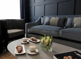 Executive Room | Minibar, in-room safe, desk, iron/ironing board