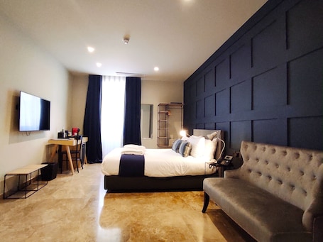 Minibar, caja de seguridad en la habitación y escritorio