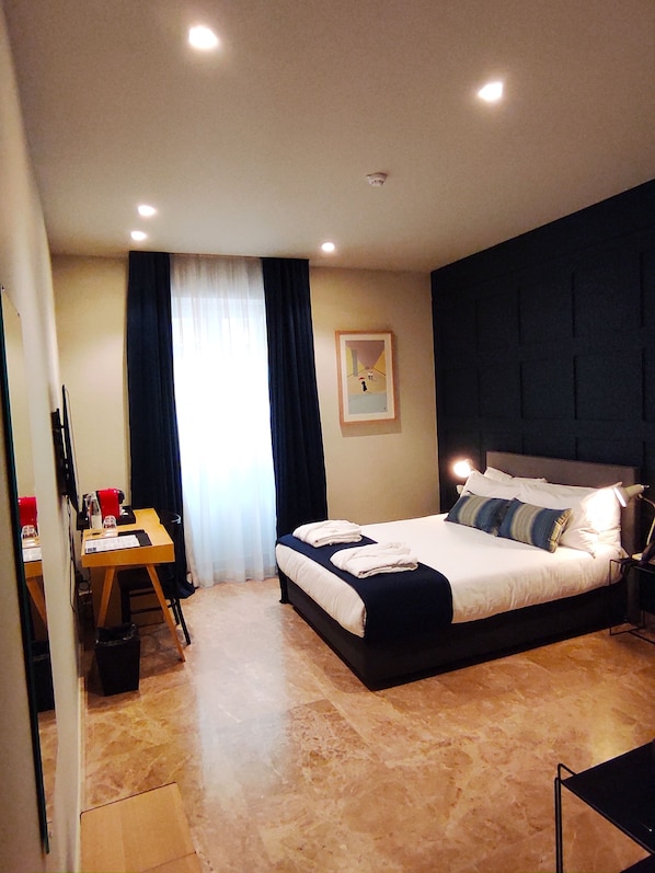 Deluxe Room | Minibar, in-room safe, desk, iron/ironing board