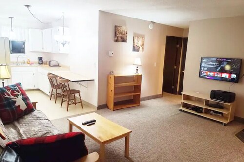 Ideal Location. Shop, Ski, Hike, Swim just minutes away