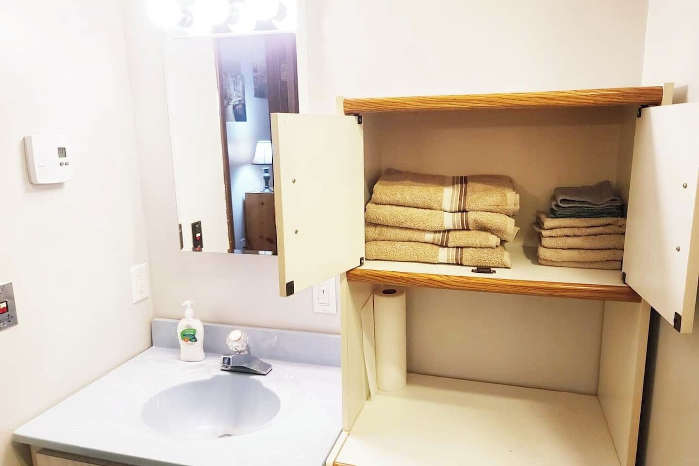 シャワー付き浴槽、タオル、シャンプー、トイレットペーパー