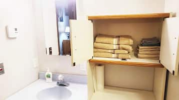 Kombination af bruser/badekar, håndklæder, Shampoo, Toiletpapir