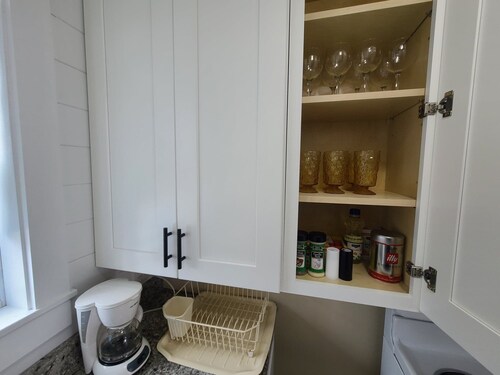 Updated 2 BD cottage. 10 min walk to Pier & Beach sleeps 5