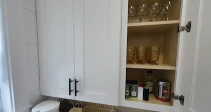 Updated 2 BD cottage. 10 min walk to Pier & Beach sleeps 5