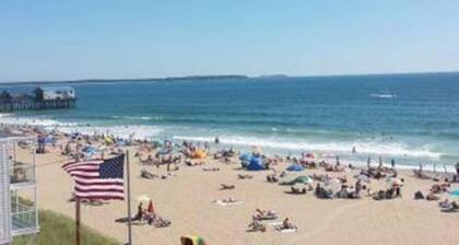 Updated 2 BD cottage. 10 min walk to Pier & Beach