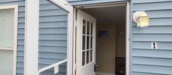 Updated 2 BD cottage. 10 min walk to Pier & Beach sleeps 5