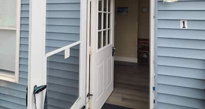 Updated 2 BD cottage. 10 min walk to Pier & Beach sleeps 5