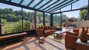 Smart-tv, pejs, bordfodbold, bordtennisbord