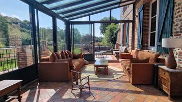 Smart-tv, pejs, bordfodbold, bordtennisbord