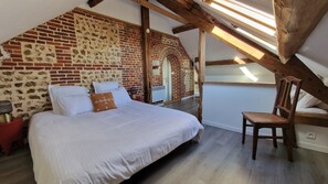 9 bedrooms, desk, iron/ironing board, travel crib