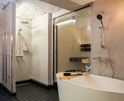 Grand Apartment | Bathroom | Shower, eco-friendly toiletries, hair dryer, slippers